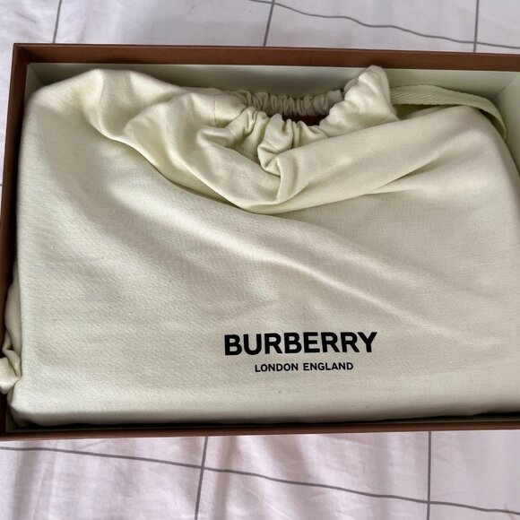 Burberry Note Medium Crossbody - Picture 11 of 11